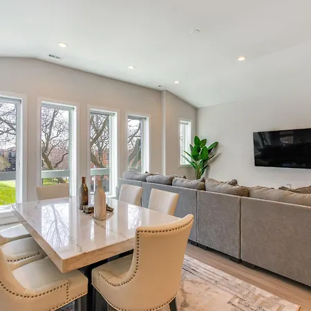 Luxe And Modern Chicago Condo - 7 Mi To Downtown!
